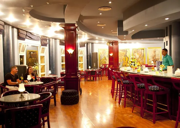 Otel Coral Tiran